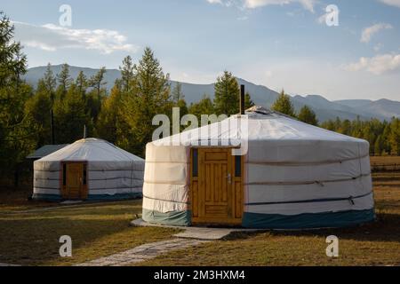 Jurtencamp an einem wunderschönen sonnigen Tag in der Mongolei. GER-Campingplatz im ländlichen Raum, Natur im Hintergrund. Stockfoto