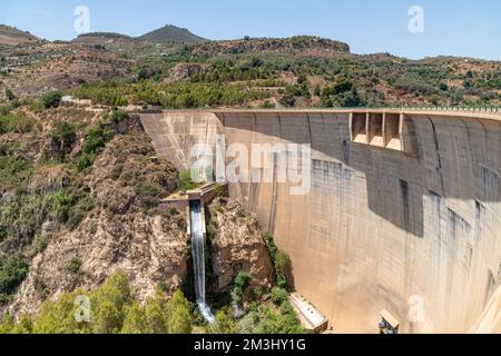 Der Beznar-Damm im Lecrin-Tal in Andalusien, Spanien Stockfoto