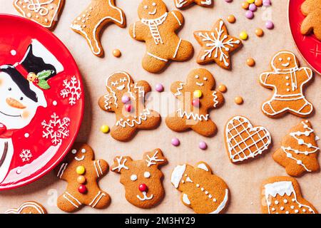 Verschiedene Auswahl an Lebkeksen mit Zuckerzusatz. Dekoriert in Weihnachtsstimmung. Frohe Neujahrsfeier. Verspielt und lustig. Stockfoto