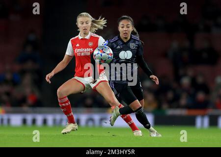 Lyons Selma Bacha und Arsenals Leah Williamson im Emirates Stadium, London, im Kampf der UEFA Women's Champions League Group C. Foto: Donnerstag, 15. Dezember 2022. Stockfoto