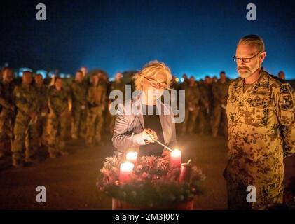 Gao, Mali. 15.. Dezember 2022. Christine Lambrecht (SPD), Verteidigungsministerin, zündet die Kerzen auf dem Adventskranz neben Pastor Jürgen Stahlhut bei einer Adventsfeier im Camp Castor in Deutschland an. Lambrecht ist zu Besuch in Mali, um die Soldaten der Bundeswehr zu sehen und politische Gespräche zu führen. Die Reise findet vor Weihnachten und nach der Entscheidung der deutschen Regierung statt, im nächsten Sommer mit dem Rückzug zu beginnen. Kredit: Michael Kappeler/dpa/Alamy Live News Stockfoto