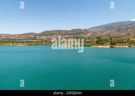 Blick auf den Beznar-See im Lecrin-Tal in Andalusien, Spanien Stockfoto