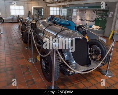 Ein 1933 gebauter Rennwagen mit Flugzeugmotor von Napier-Railton, entworfen von Reid Railton, im Brooklands Museum, Surrey, Großbritannien. Stockfoto