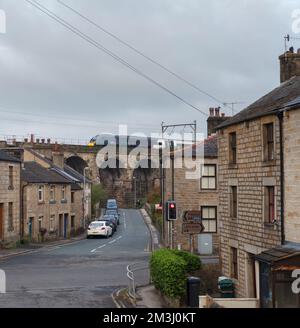 Avanti Westküste pendolino-Zug, der den Conder-Viadukt in Galgate an der Westküste der Hauptlinie in Lancashire überquert Stockfoto