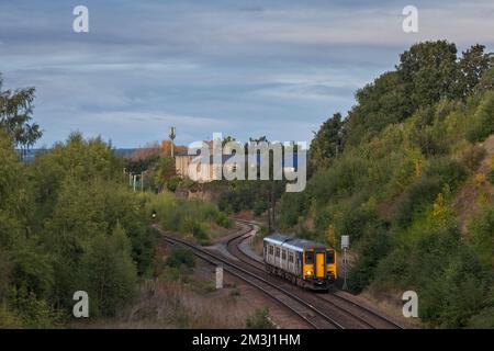 Northern Rail British Rail baute Klasse 150 Diesel-Sprinter-Zug vorbei an Normanton, Yorkshire auf der Hallam-Linie Stockfoto