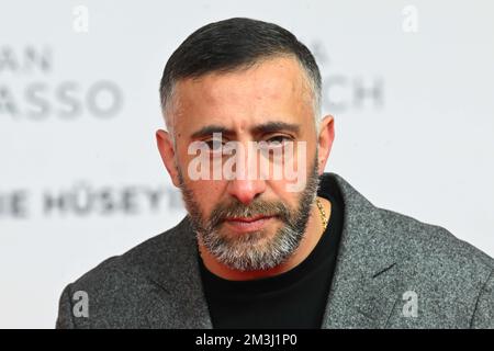 München, Deutschland. 15.. Dezember 2022. Schauspieler Kida Khodr Ramadan kommt zur Premiere des Films „Oscar's Dress“ in der Astor Film Lounge im ARRI. Kredit: Felix Hörhager/dpa/Alamy Live News Stockfoto