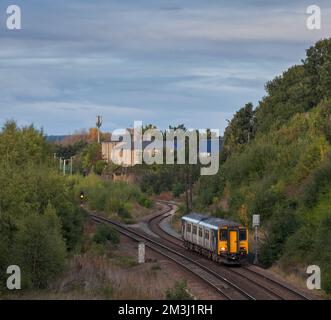 Northern Rail British Rail baute Klasse 150 Diesel-Sprinter-Zug vorbei an Normanton, Yorkshire auf der Hallam-Linie Stockfoto