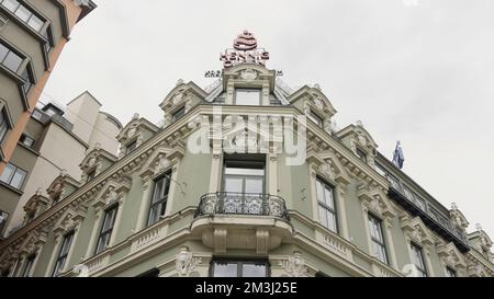 Norwegen, Oslo - 27. Juli 2022: Blick von unten auf ein wunderschönes Gebäude mit bewölktem Himmelshintergrund. Aktion. Architekturkonzept Stockfoto