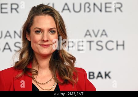 München, Deutschland. 15.. Dezember 2022. Die Schauspielerin Marie Burchard zeigt sich bei der Premiere des Films „Oscar's Dress“ in der Astor Film Lounge im ARRI. Kredit: Felix Hörhager/dpa/Alamy Live News Stockfoto