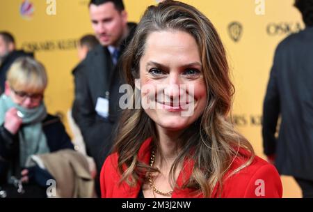 München, Deutschland. 15.. Dezember 2022. Die Schauspielerin Marie Burchard zeigt sich bei der Premiere des Films „Oscar's Dress“ in der Astor Film Lounge im ARRI. Kredit: Felix Hörhager/dpa/Alamy Live News Stockfoto