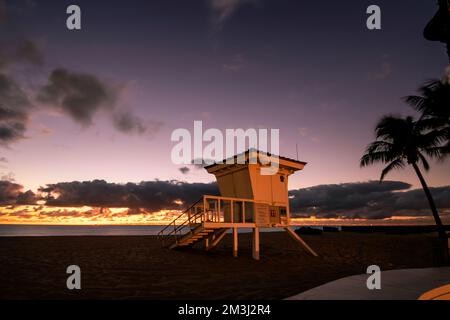 Eine Bademeister-Hütte bei Sonnenaufgang in Fort Lauderdale, Florida, USA Stockfoto