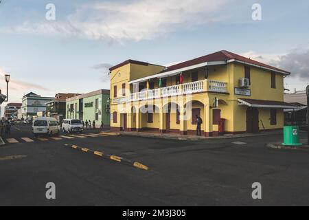 Dominica, Roseau - November 12 2022: Das Dominica Museum und die Nationalbank in der Hauptstadt von Dominica, Roseau. Straße mit Gebäuden in der Stadt Stockfoto