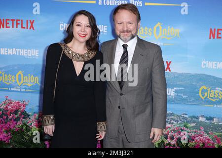 Paris, Frankreich. 15.. Dezember 2022. Rian Johnson und seine Frau Karina Longworth nehmen am 15. Dezember 2022 an der « Glass Onion » Premiere in La Cinematheque in Paris Teil. Foto: Jerome Dominé/ABACAPRESS.COM Kredit: Abaca Press/Alamy Live News Stockfoto