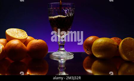 Rumgetränk wird in langes Glas gegossen, isoliert auf farbenfrohem beleuchtetem Wandhintergrund. Clip. Alkoholgetränk auf dem reflektierenden Tisch oder an der Theke Stockfoto