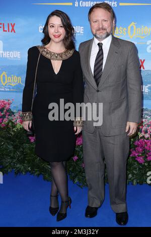 Paris, Frankreich. 15.. Dezember 2022. Rian Johnson und seine Frau Karina Longworth nehmen am 15. Dezember 2022 an der « Glass Onion » Premiere in La Cinematheque in Paris Teil. Foto: Jerome Dominé/ABACAPRESS.COM Kredit: Abaca Press/Alamy Live News Stockfoto