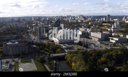 Serbien, Belgrad - 7. Mai 2022: Luftaufnahme einer Stadt an einem Sommertag. Aktie-Aufnahmen. Fliegen Sie über Gebäude und grüne Vegetation einer modernen Stadt Stockfoto