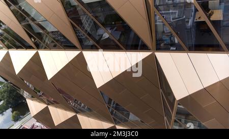 Fenster des Bürogebäudes und Luftblick auf den Wolkenkratzer. Aktie-Aufnahmen. Gebäude mit vielen Firmenbüros, Immobilien für Miete und kommerzielle Nutzung Stockfoto