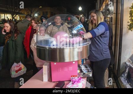 Cotton Candy wird vor dem Medium Store in der Jefferson Street in Burlington serviert Stockfoto