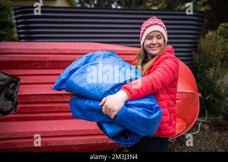 Sie schlafen unter einer Plane. Wandern und Camping mit einer blauen Plane in amerika Stockfoto