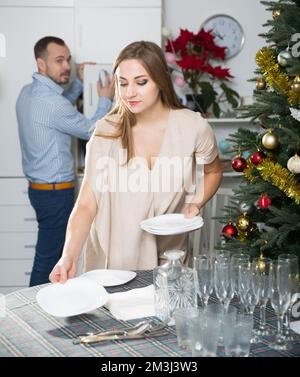 Ein Paar bereitet sich auf das Weihnachtsessen vor Stockfoto