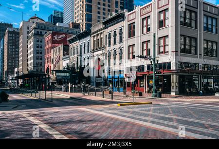 Houston, TX - 06. März 2020: Blick auf Gebäude im Retro-Stil, das Kiam, Deans Credit Clothing und Clarks an der Main Street in Houston, Texas. Stockfoto