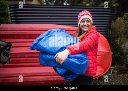 Sie schlafen unter einer Plane. Wandern und Camping mit einer blauen Plane in amerika Stockfoto