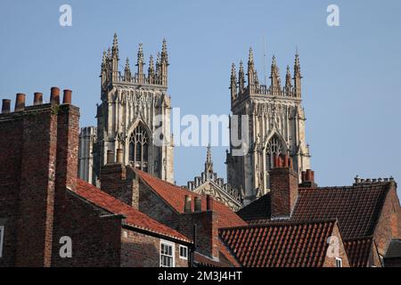 York Minster, Yorkshire hinter den Dächern Stockfoto