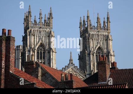 York Minster, Yorkshire hinter den Dächern Stockfoto