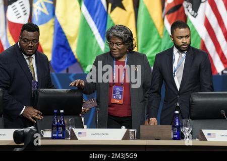 Washington, Usa. 15.. Dezember 2022. Linda Thomas-Greenfield, Kabinettssekretärin der Vereinigten Staaten, (Center) trifft am Donnerstag, den 15. Dezember 2022, zum US-Afrika Leaders Summit ein, wo sie zu einem Mittagessen über multilaterale Zusammenarbeit im Walter E. Washington Convention Center in Washington, DC, zusammenkommt. Foto: Yuri Gripas/UPI Kredit: UPI/Alamy Live News Stockfoto