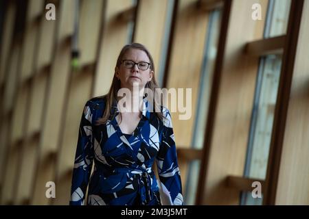 Edinburgh, Schottland, Großbritannien. 15.. Dezember 2022. BILD: Shirley-Anne Somerville MSP, schottische Bildungsministerin. Wöchentliche Sitzung mit Fragen der Ersten Minister im schottischen Parlament in Holyrood. Heute war auch der schottische Haushalt, der später enthüllt werden sollte, und die Fragen reichten von schottischem NHS über Finanzen bis hin zum GRA ACT. Kredit: Colin D Fisher Kredit: Colin Fisher/Alamy Live News Stockfoto