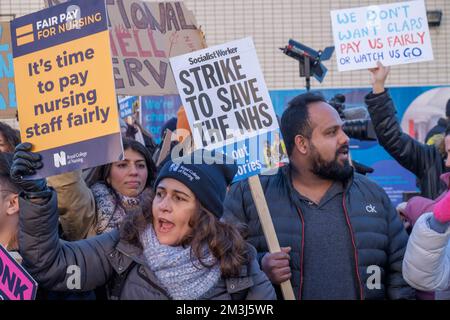 London, Großbritannien. 15.. Dezember 2022. Rund tausend Menschen, darunter Krankenschwestern und Unterstützer, protestierten vor dem St. Thomas's Hospital gegen die Westminster Bridge, während die Krankenschwestern den Streik unterstützten, waren die Labour-Abgeordneten John McDonnell und Richard Burgon. Peter Marshall/Alamy Live News Stockfoto
