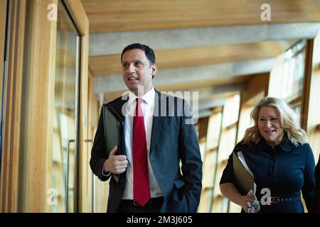 Edinburgh, Schottland, Großbritannien. 15.. Dezember 2022. ABBILDUNG: Anas Sarwar MSP, Führer der schottischen Labour Party. Wöchentliche Sitzung mit Fragen der Ersten Minister im schottischen Parlament in Holyrood. Heute war auch der schottische Haushalt, der später enthüllt werden sollte, und die Fragen reichten von schottischem NHS über Finanzen bis hin zum GRA ACT. Kredit: Colin D Fisher Kredit: Colin Fisher/Alamy Live News Stockfoto