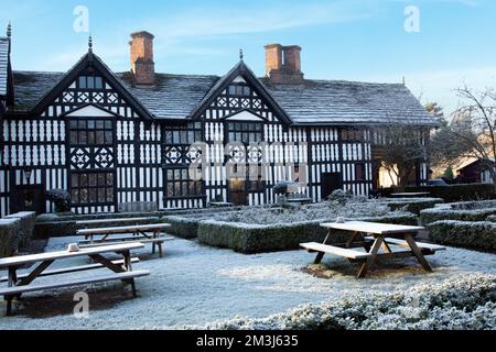 Das Old Hall Coaching Inn in der Cheshire Marktstadt Sandbach nach einem Winterschnee Stockfoto