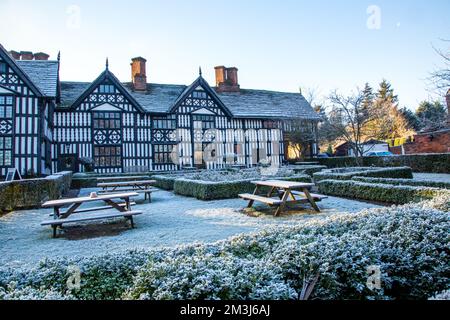 Die Alte Halle, eine poststation in der Marktstadt Cheshire Sandbach Cheshire nach einem Winterschneefall Stockfoto