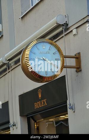 Eine Uhr außerhalb eines Rolex-Uhrenladens in Augsburg Stockfoto