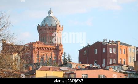 Türkei, Istanbul - 30. August 2022: Blick auf das wunderschöne alte Gebäude mit rotem Turm und Kuppel. Aktion. Historisches Gebäude der ältesten orthodoxen Schule in ISTA Stockfoto