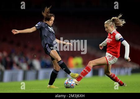 Lyons Delphine Cascarino (links) und Arsenals Leah Williamson in Aktion während des Spiels der UEFA Women's Champions League Group C im Emirates Stadium, London. Foto: Donnerstag, 15. Dezember 2022. Stockfoto