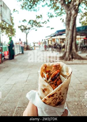 Schawarma in Fladenbrot in Forodhani Gardens, Sansibar Afrika Stockfoto