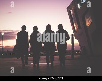 The Beatles Pier Head von hinten mit Sonnenuntergang in Liverpool. Stockfoto