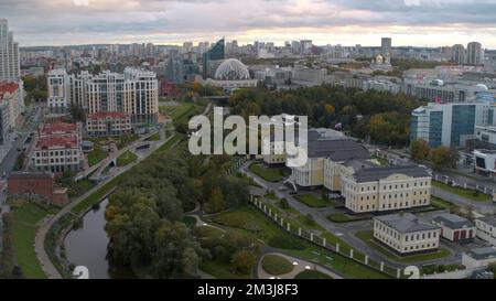 Serbien, Belgrad - 7. Mai 2022: Wunderschöner Blick von der Drohne auf ein modernes Stadtzentrum mit hohen Wolkenkratzern und grünen Bäumen. Aktie-Aufnahmen. Stadt auf Su Stockfoto