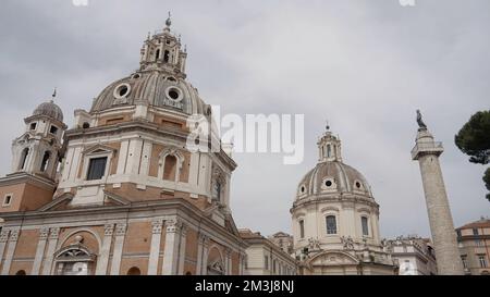 Stadtplatz mit Kirche oder Tempelgebäude. Aktion. Architekturkonzept, Kuppeln der antiken Kirche Stockfoto