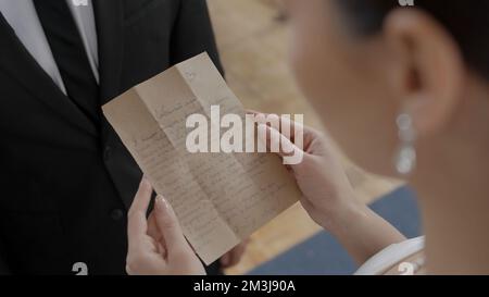 Einzelheiten der Hochzeitszeremonie. Aktion. Blick über die Schulter einer jungen weißen Frau vor ihrem unbekannten Bräutigam und dem aussprechenden hochzeits-vo Stockfoto