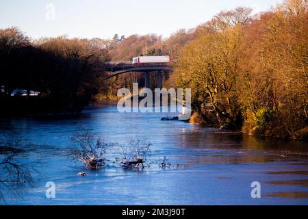 The River Lune, Halton, Lancashire, 15.. Dezember 2022 die gefrorene Oberfläche des Flusses Lune verbirgt den Fluss des Flusses unter dem Eis. Kredit: PN News/Alamy Live News Stockfoto