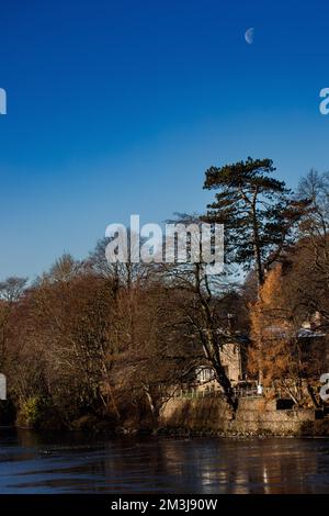 The River Lune, Halton, Lancashire, 15.. Dezember 2022 die gefrorene Oberfläche des Flusses Lune verbirgt den Fluss des Flusses unter dem Eis. Kredit: PN News/Alamy Live News Stockfoto