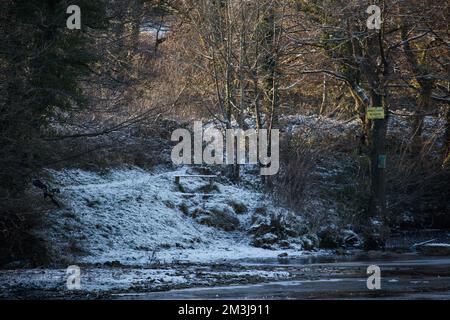 CThe River Lune, Halton, Lancashire, 15.. Dezember 2022 die gefrorene Oberfläche des Flusses Lune verbirgt den Fluss des Flusses unter dem Eis. Kredit: PN News/Alamy Live News Stockfoto