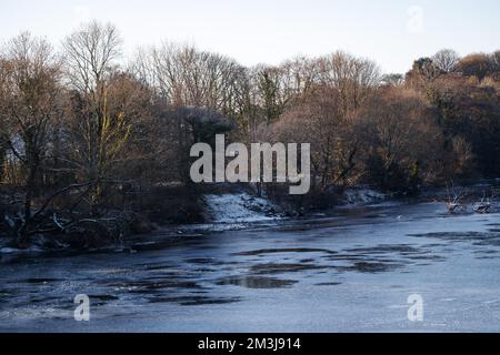 The River Lune, Halton, Lancashire, 15.. Dezember 2022 die gefrorene Oberfläche des Flusses Lune verbirgt den Fluss des Flusses unter dem Eis. Kredit: PN News/Alamy Live News Stockfoto