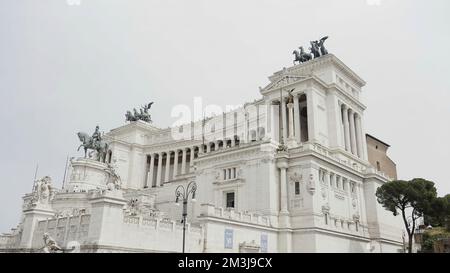 Atemberaubendes Altare della Patria-Gebäude auf einem wolkigen Himmelshintergrund. Aktion. Nationaldenkmal in Italien, Konzept von Architektur und Kunst Stockfoto