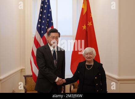 Washington, USA. 15.. Dezember 2022. Der chinesische Botschafter in den Vereinigten Staaten Qin Gang (L) schüttelt den USA die Hand Finanzministerin Janet Yellen während ihres Treffens in Washington, DC, USA, am 15. Dezember 2022. Die Qin-Gang traf sich am Donnerstag mit Janet Yellen, so die chinesische Botschaft in Washington, die sagte, dass sie die Umsetzung des kürzlich zwischen den Präsidenten der beiden Länder erzielten Konsenses erörterten und sich verpflichteten, weiterhin miteinander zu interagieren. Kredit: Xinhua/Alamy Live News Stockfoto