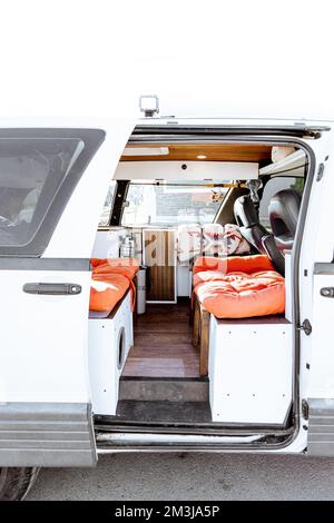 Wunderschönes helles natürliches Licht, das einen alten selbst umgebauten Kleinbus für das Leben im Kleinbus betritt und beleuchtet. Das Vanlife Freizeitfahrzeug verfügt über oder Stockfoto