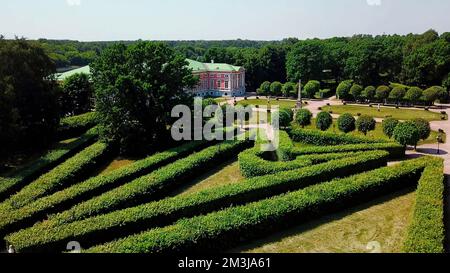 Luftaufnahme auf einen großen atemberaubenden Stadtpark mit geschnittenen Büschen und grünen Bäumen. Kreativ. Sommerlandschaft mit Park Stockfoto